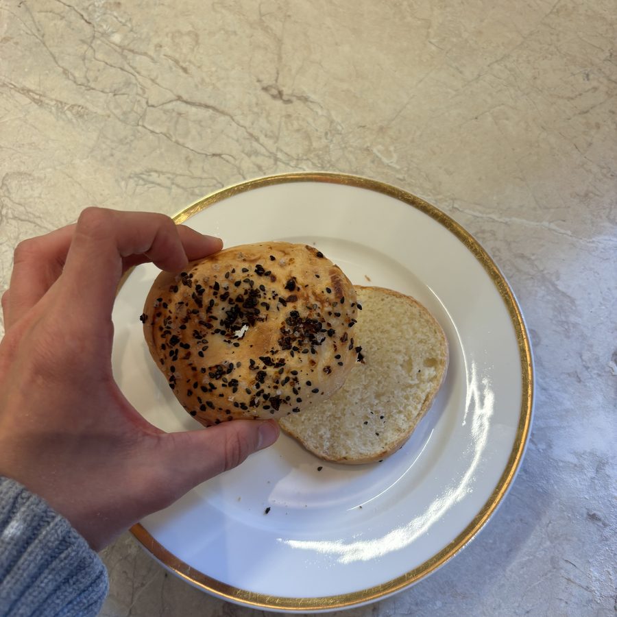 Aufgeschnittenes Bagel mit Everything Seasoning, die Krume ist fein und dicht